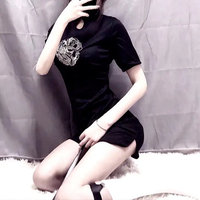 穿一只红鞋的男人